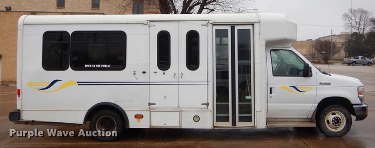 image for item EZ9837 2009 Ford Econoline E450 shuttle bus