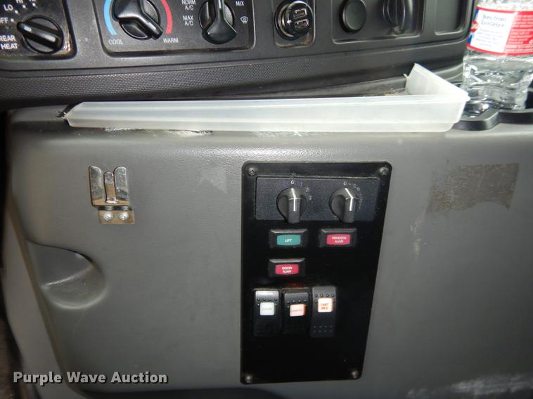 image for item EZ9837 2009 Ford Econoline E450 shuttle bus