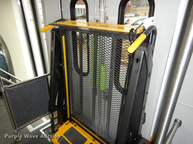 image for item EZ9837 2009 Ford Econoline E450 shuttle bus