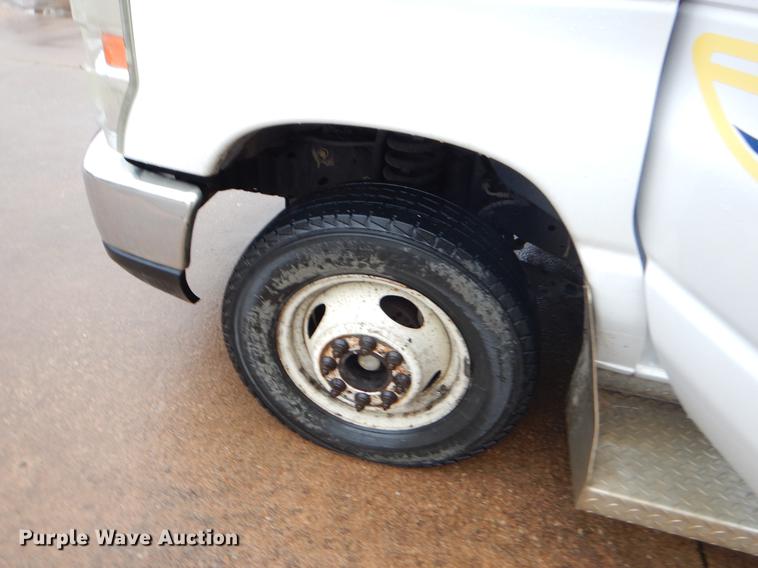 image for item EZ9837 2009 Ford Econoline E450 shuttle bus