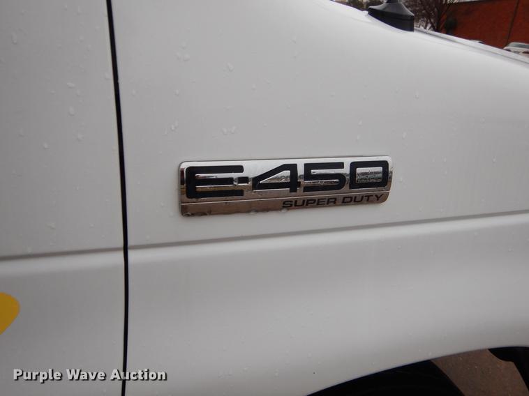 image for item EZ9837 2009 Ford Econoline E450 shuttle bus