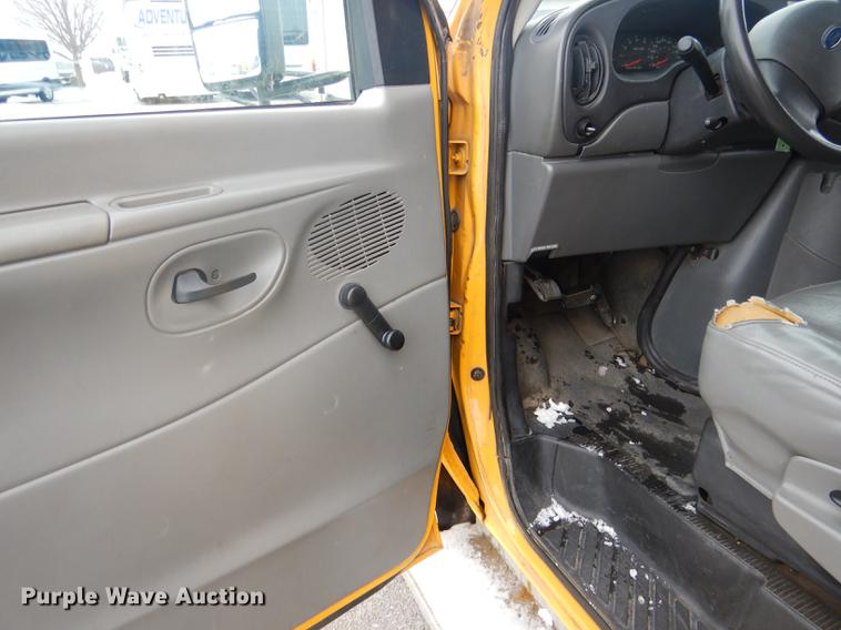 image for item FA9270 2004 Ford E450 school bus