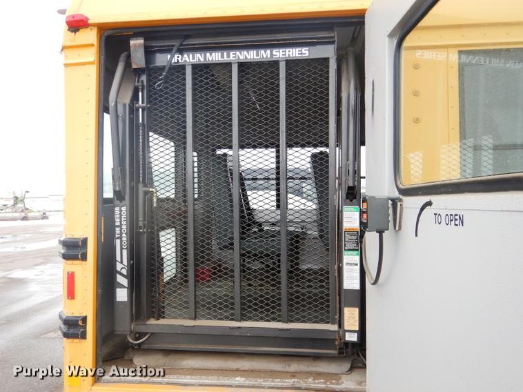 image for item FA9270 2004 Ford E450 school bus