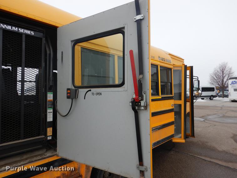 image for item FA9270 2004 Ford E450 school bus