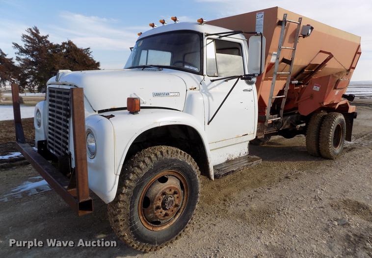image for item FA9511 1976 International Loadstar 1600 feed mixer truck