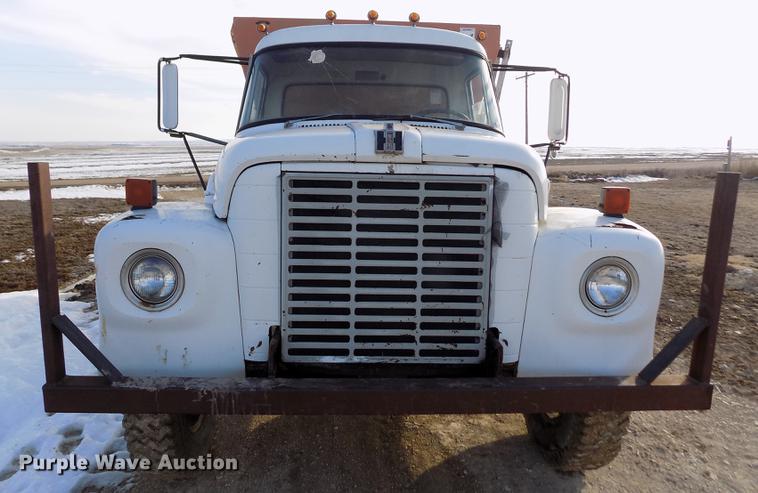 image for item FA9511 1976 International Loadstar 1600 feed mixer truck