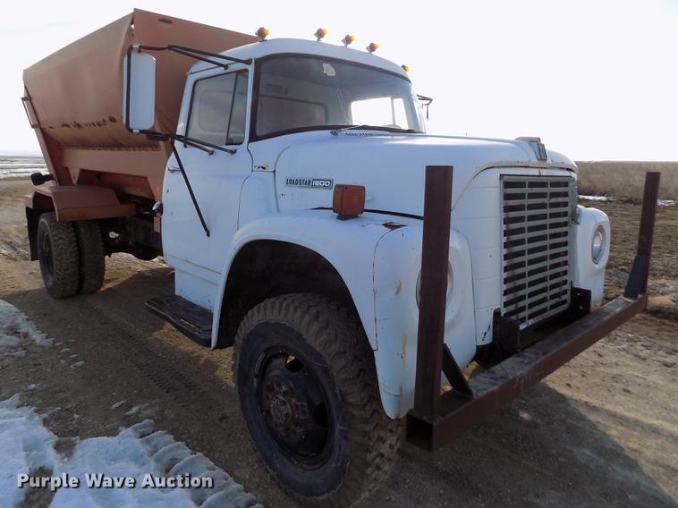 image for item FA9511 1976 International Loadstar 1600 feed mixer truck