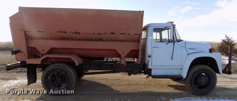 image for item FA9511 1976 International Loadstar 1600 feed mixer truck