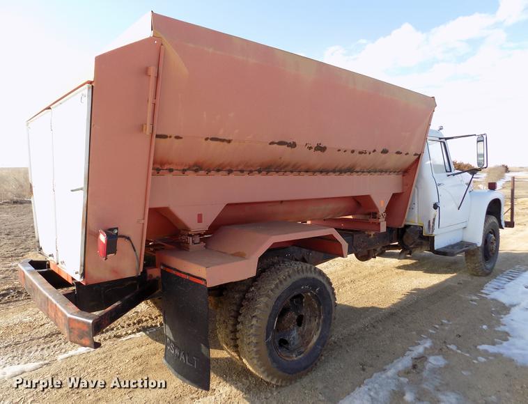 image for item FA9511 1976 International Loadstar 1600 feed mixer truck