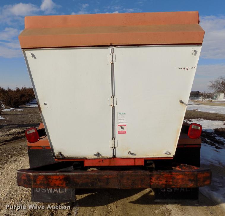 image for item FA9511 1976 International Loadstar 1600 feed mixer truck