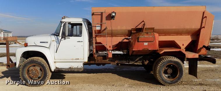 image for item FA9511 1976 International Loadstar 1600 feed mixer truck