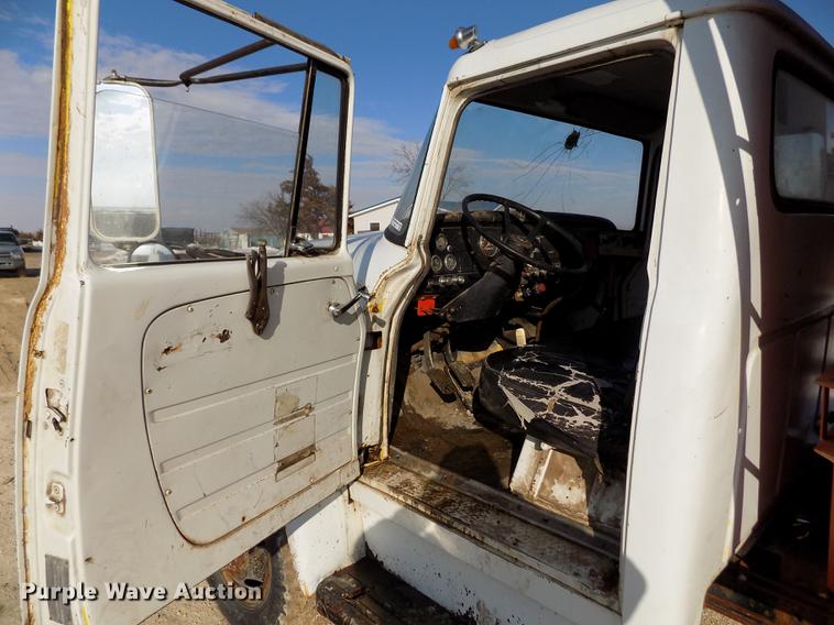 image for item FA9511 1976 International Loadstar 1600 feed mixer truck