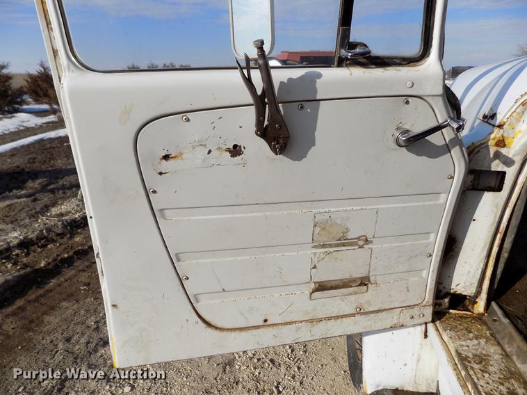 image for item FA9511 1976 International Loadstar 1600 feed mixer truck