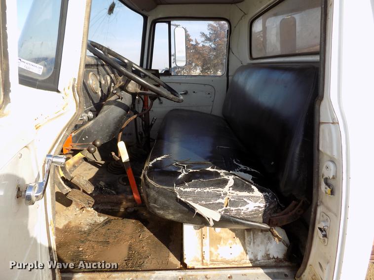 image for item FA9511 1976 International Loadstar 1600 feed mixer truck