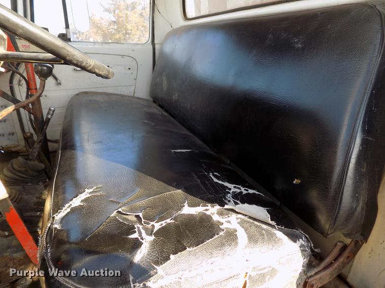 image for item FA9511 1976 International Loadstar 1600 feed mixer truck