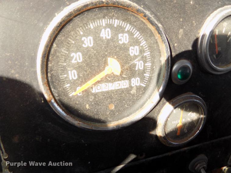 image for item FA9511 1976 International Loadstar 1600 feed mixer truck