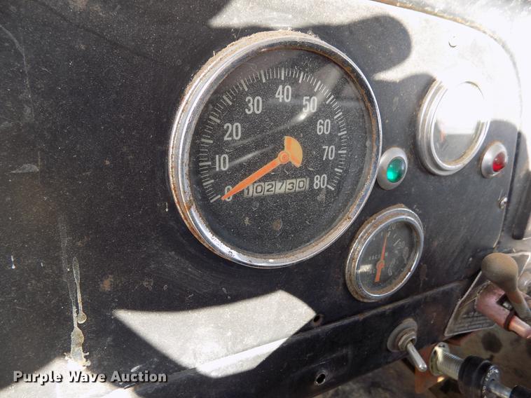 image for item FA9511 1976 International Loadstar 1600 feed mixer truck