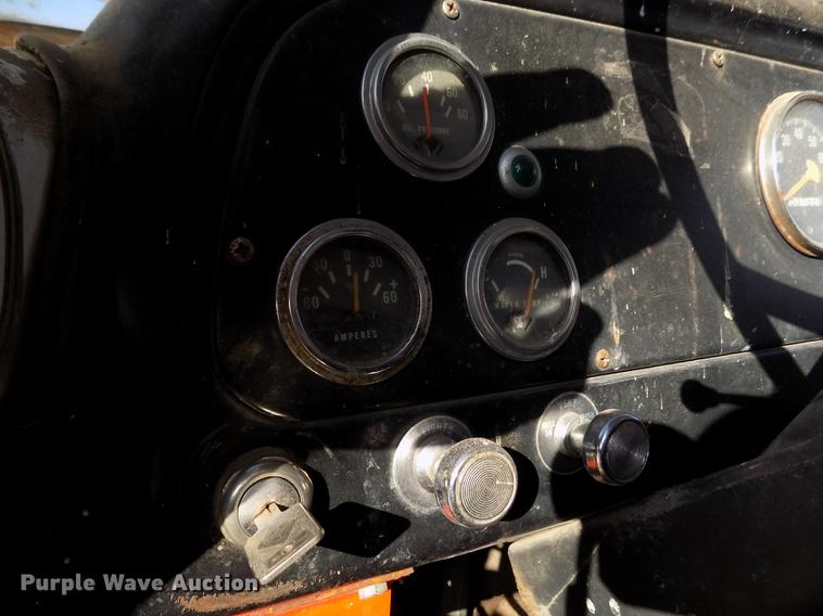 image for item FA9511 1976 International Loadstar 1600 feed mixer truck