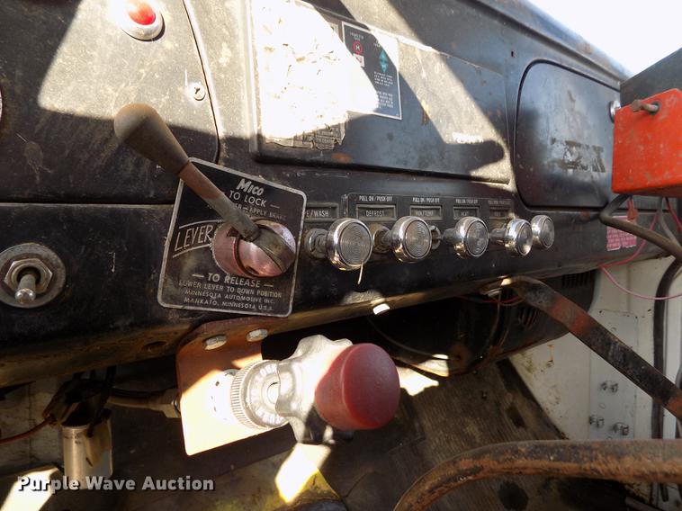 image for item FA9511 1976 International Loadstar 1600 feed mixer truck