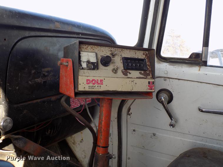 image for item FA9511 1976 International Loadstar 1600 feed mixer truck