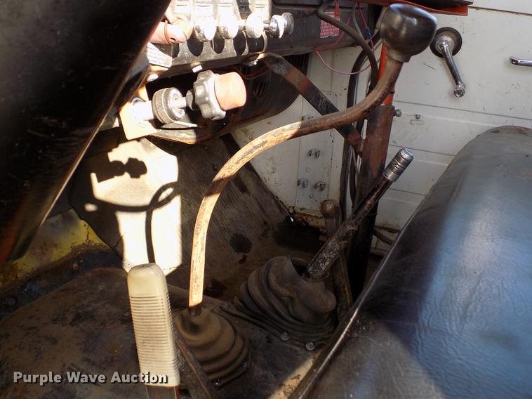 image for item FA9511 1976 International Loadstar 1600 feed mixer truck