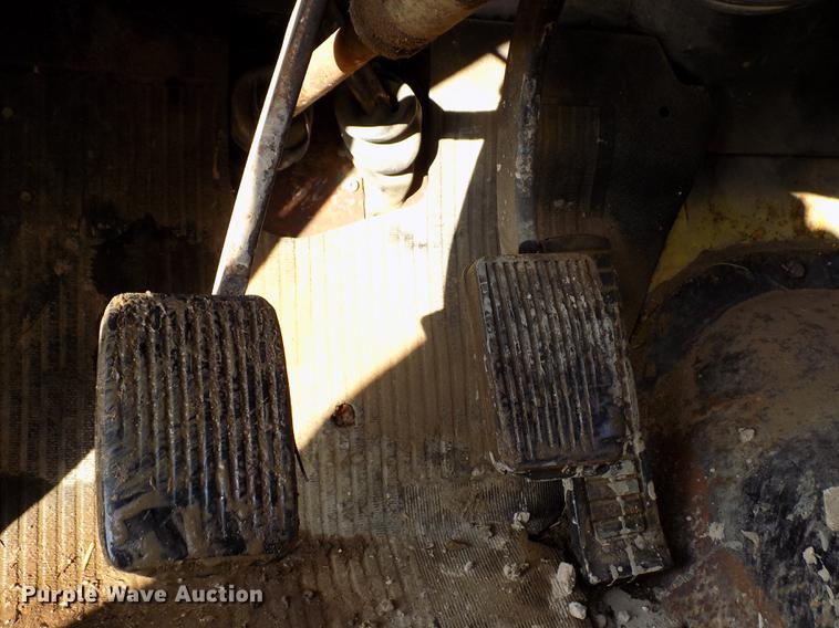 image for item FA9511 1976 International Loadstar 1600 feed mixer truck