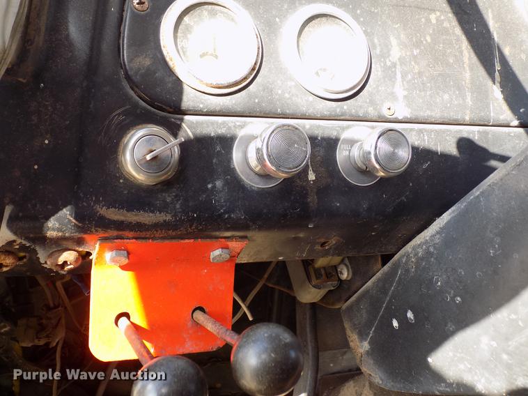 image for item FA9511 1976 International Loadstar 1600 feed mixer truck