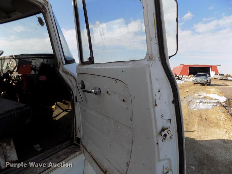 image for item FA9511 1976 International Loadstar 1600 feed mixer truck