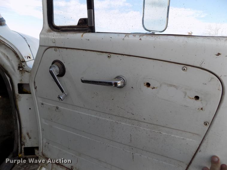 image for item FA9511 1976 International Loadstar 1600 feed mixer truck