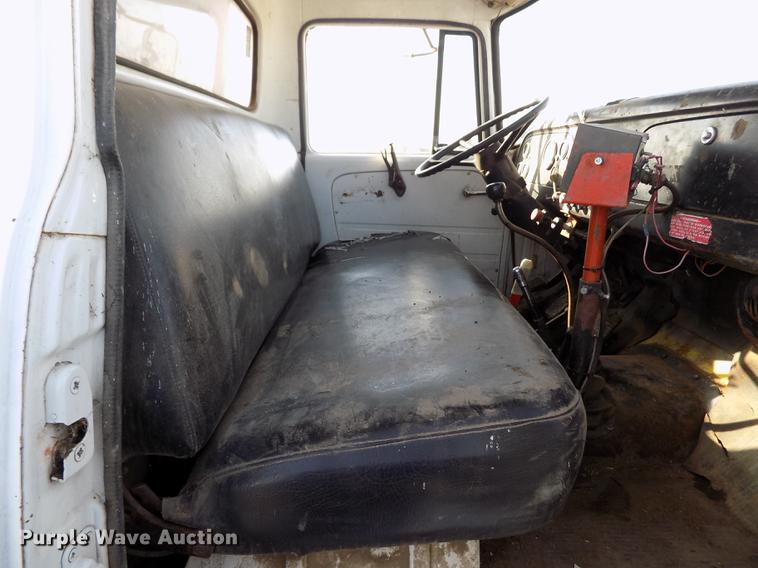 image for item FA9511 1976 International Loadstar 1600 feed mixer truck