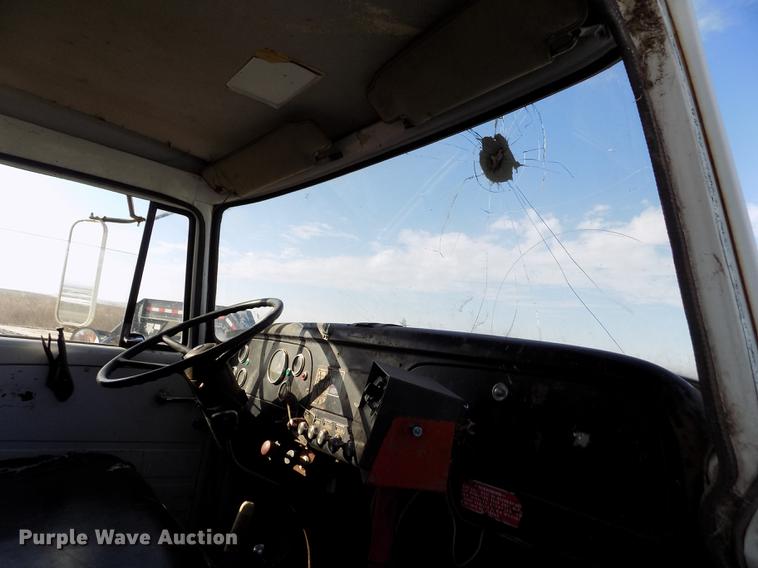 image for item FA9511 1976 International Loadstar 1600 feed mixer truck