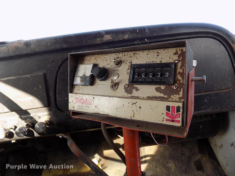 image for item FA9511 1976 International Loadstar 1600 feed mixer truck