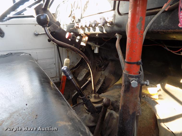 image for item FA9511 1976 International Loadstar 1600 feed mixer truck