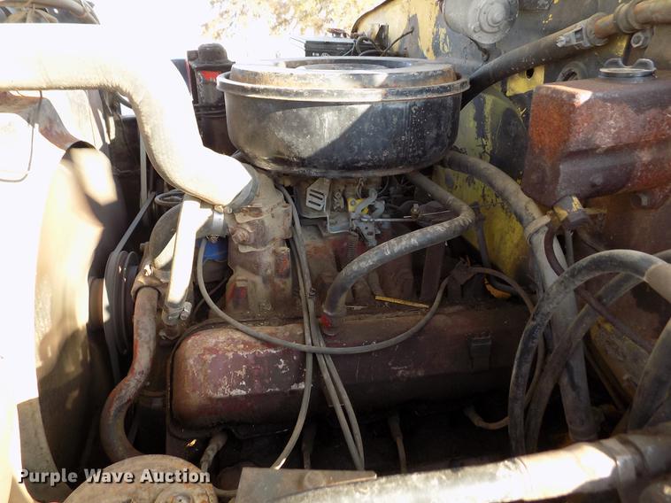 image for item FA9511 1976 International Loadstar 1600 feed mixer truck