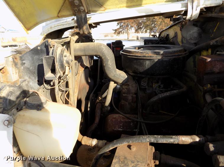 image for item FA9511 1976 International Loadstar 1600 feed mixer truck