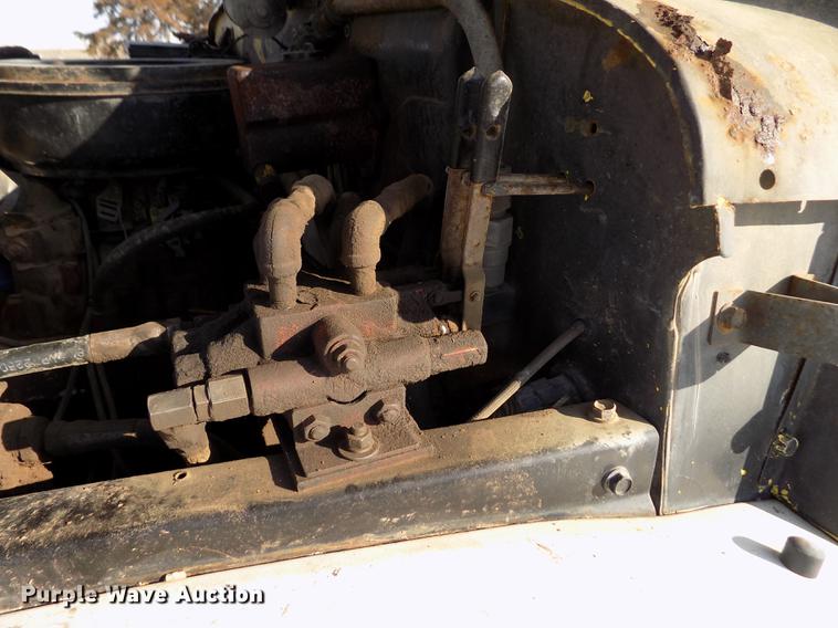 image for item FA9511 1976 International Loadstar 1600 feed mixer truck