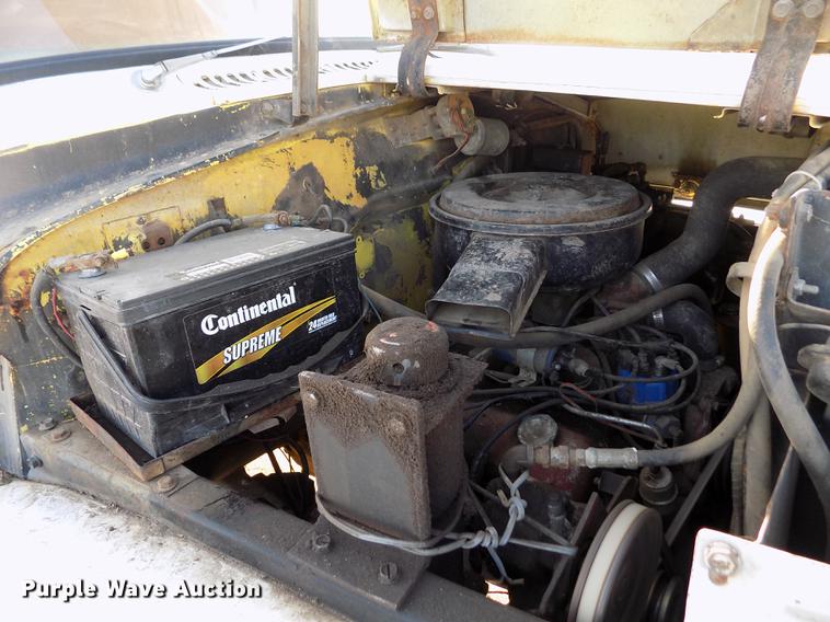 image for item FA9511 1976 International Loadstar 1600 feed mixer truck