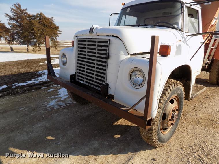 image for item FA9511 1976 International Loadstar 1600 feed mixer truck