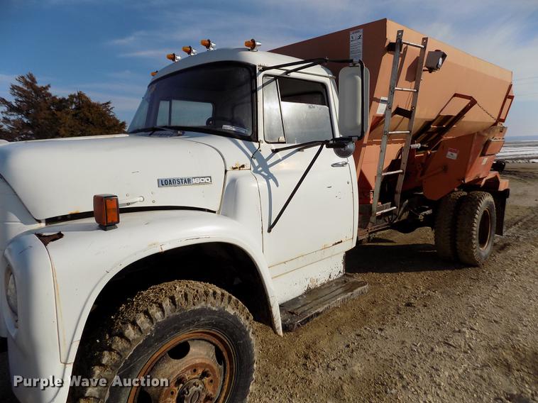 image for item FA9511 1976 International Loadstar 1600 feed mixer truck