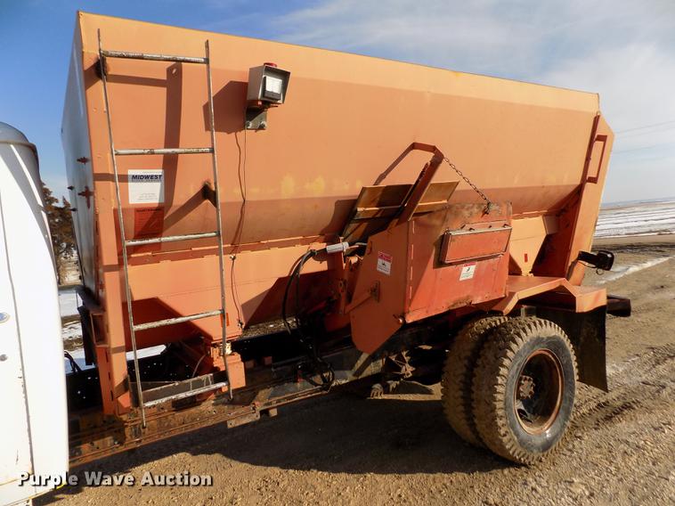 image for item FA9511 1976 International Loadstar 1600 feed mixer truck