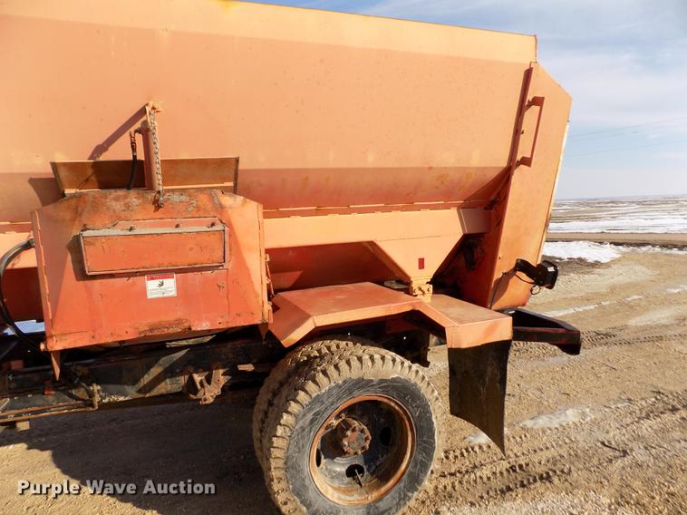 image for item FA9511 1976 International Loadstar 1600 feed mixer truck