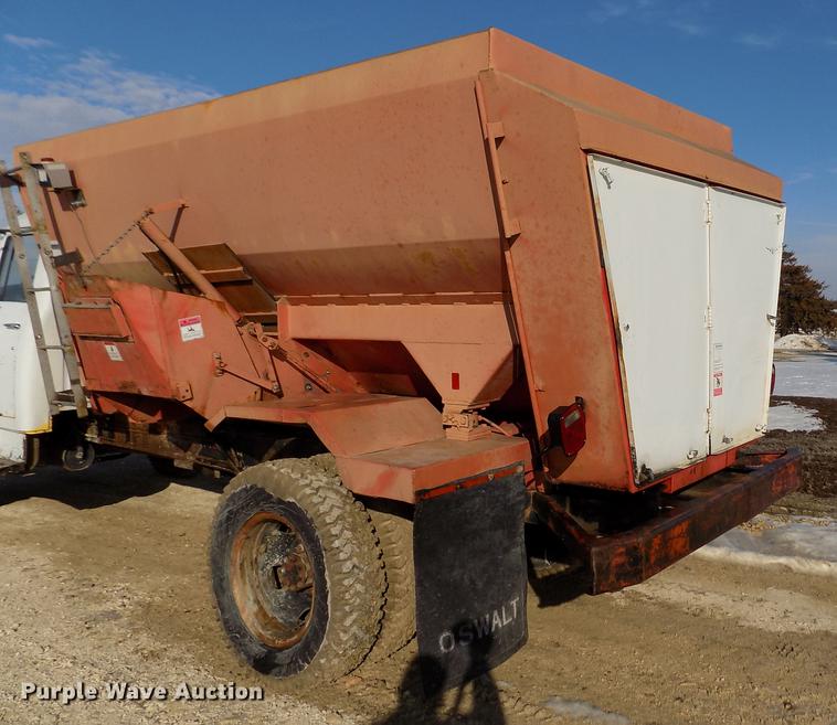 image for item FA9511 1976 International Loadstar 1600 feed mixer truck