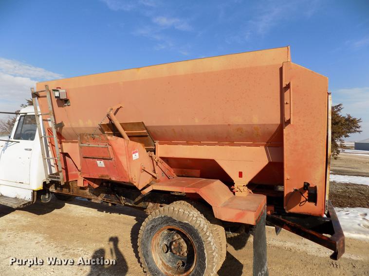image for item FA9511 1976 International Loadstar 1600 feed mixer truck