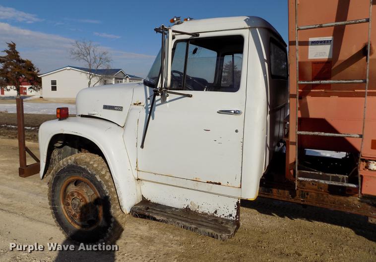 image for item FA9511 1976 International Loadstar 1600 feed mixer truck