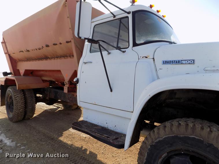 image for item FA9511 1976 International Loadstar 1600 feed mixer truck
