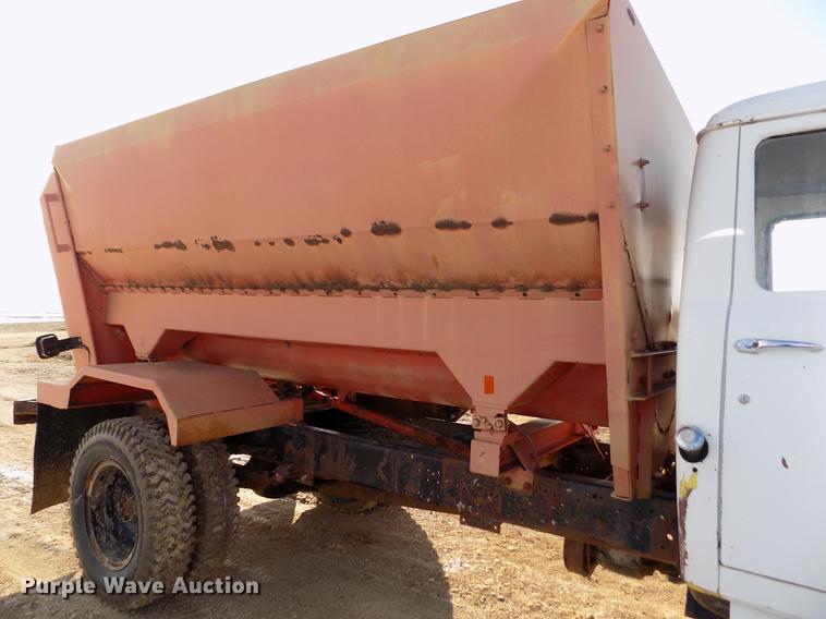 image for item FA9511 1976 International Loadstar 1600 feed mixer truck