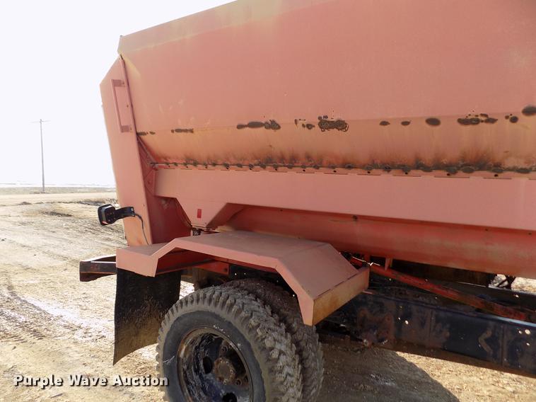 image for item FA9511 1976 International Loadstar 1600 feed mixer truck