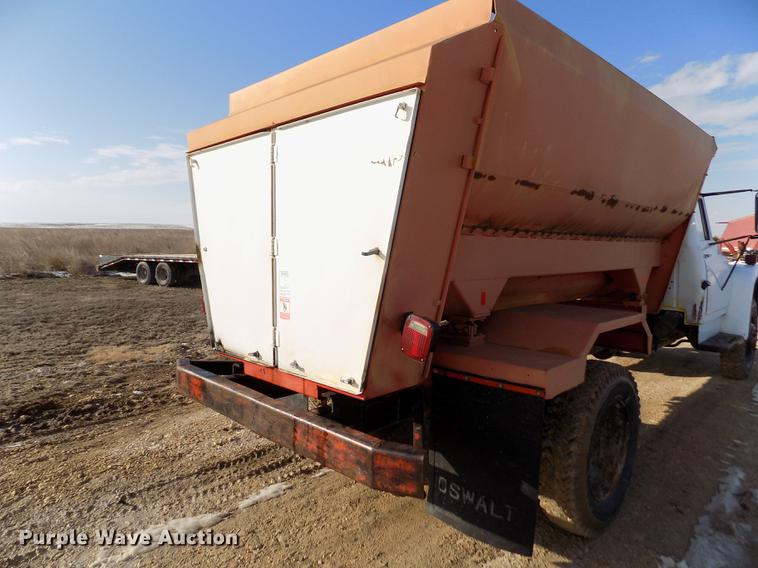 image for item FA9511 1976 International Loadstar 1600 feed mixer truck