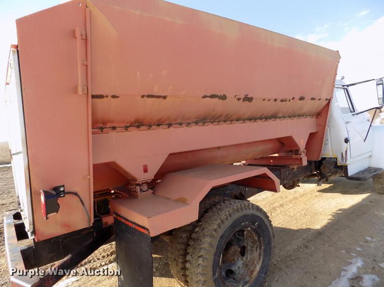 image for item FA9511 1976 International Loadstar 1600 feed mixer truck