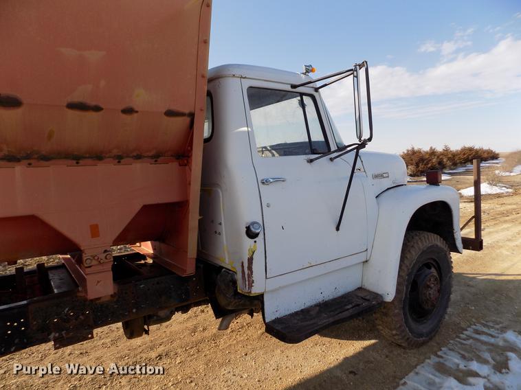 image for item FA9511 1976 International Loadstar 1600 feed mixer truck
